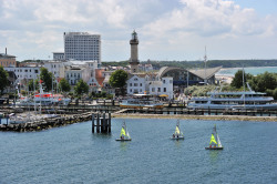 Warnemünde_Alter-Strom mit Segelbooten und Leuchtturm 