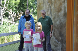  Gemeinsam mit Dittmar Brandt vom Rostocker Zooverein und den Zwillingen Franziska und Victoria (7Jahre) eröffnete Zoodirektor Udo Nagel heute die Ausstellung.