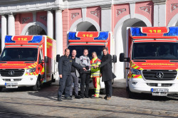 Gruppenbild, Ralf Gesk, komm. Amtsleiter, Amt für Brandschutz/Rettungsdienst und Katastrophenschutz Dr. Chris von Wrycz Rekowski, Erster Stellvertreter der OB und Senator für Finanzen, Digitalisierung und Ordnung    Dominic Fricke, Regionalvorstand der Johanniter-Unfall-Hilfe e.V. Dr. Claudia Scheltz, Ärztliche Leiterin Rettungsdienst im Amt für Brandschutz/Rettungsdienst und Katastrophenschutz Jürgen Richter, Geschäftsführer des DRK-Kreisverbandes Rostock e.V.