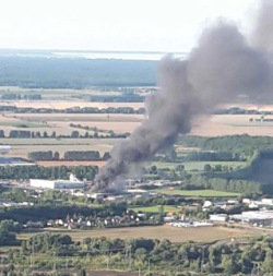 Schwarze Rauchfahne vom Brand in der Gewerbeabfallsortieranlagein
