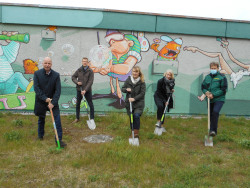 1. Spatenstich zum Bürgerpark Toitenwinkel, v.l.n.r.: Senator Dr. Müller-von Wrycz Rekowski, Johannes Schmidt (Quartiermanager Toitenwinkel), Sigrid Hecht (GF RGS), Anke Knitter (Ortsbeiratsvorsitzende Toitenwinkel), Kay Brandenburg (GF Rostocker GalaBau)