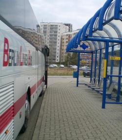 Bushaltestelle mit Reisebus