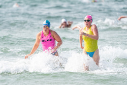 Zwei Rettungsschwimmerinnen  beim Internationalen DLRG Cups in Rostock/Warnemünde