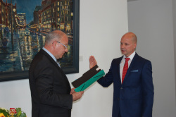 Übergabe der Ernennungsurkunde an Senator Dr. Chris Müller
