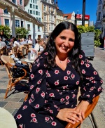 Porträt Esma Aydemir im Straßencafe