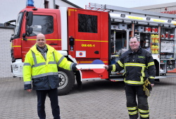 Senator Dr. Chris Müller-von Wrycz Rekowski konnte heute im Rostocker Nordosten ein modernes Löschfahrzeug und neue Wetterschutzjacken an die Mitwirkenden im Katastrophenschutz übergeben.
