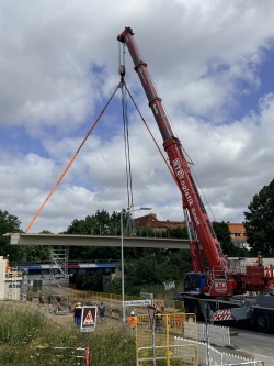Ein Schwerlastkran verhebt die 26 Meter langen Träger. 