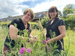 Annette Pommeranz (NABU) und Silke Kabus vom Hort Jenaplanschule auf der Blühwiese an der Bahnhofstraße.