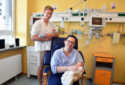 Besuch auf der Frühchenstation bei Brüderchen Noah Malte, doch bald soll es nach Hause gehen - Nicole und Tom J. mit ihren Zwillingen.