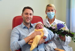 Erster Fototermin am Geburtstag – nach leichtem Protest schlief Ludwig schnell wieder im Arm von Papa Felix Kothe ein. Blumen für die stolzen Eltern gab es von der Leitenden Oberärztin Dr. Kerstin Hagen.