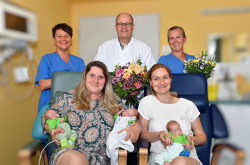 Gruppenbild mit Drillingen