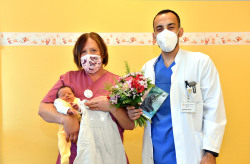 Wunschbaby Nauzat absolvierte den ersten Fototermin sehr entspannt mit Schwester Beate und dem Frauenarzt Saadaldin Baresh, der auch gleich als Dolmetscher fungierte. Wie alle Neugeborenen bekam Nauzats Familie auch einen Gutschein für eine Zoojahreskarte und einen Schlafsack mit Pinguin.