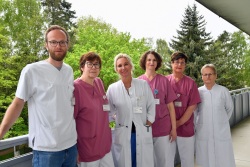 Gemeinsam gegen den Schmerz - Psychologe Michael Gutknecht, Stationsleitung Susanne Förster, Tagesklinikleiterin Dr. Bettina Stich, Physiotherapeutin Anna Nesterenko, Schwester Silke Aßmann und Dr. Doris Tarara vom Team der Tagesklinik.