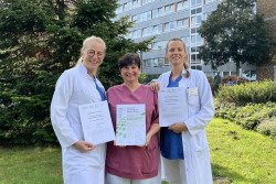 Gruppenfoto Dysplasie-Einheit vor dem  Klinikum Südstadt