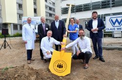  Ärztliche Direktor Prof. Dr. Jan P. Roesner (v.li.), Verwaltungsdirektor Steffen Vollrath, Chefarzt Dr. Rolf Kaiser, Gesundheitsminister Harry Glawe, Dr. Lisa Herrmann, Senator Dr. Chris Müller-von Wrycz Rekowski, Oberbürgermeister Claus Ruhe Madsen und Landtagsabgeordneter Julian Barlen (MdL).