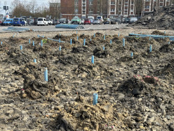 Bohrlöcher zur Munitionssondierung auf dem Neubauareal