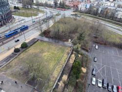 Das künftige Baufeld für den Theaterneubau von oben. Als erste bauvorbereitende Maßnahme werden wild wachsende Bäume und Sträucher im westlichen Bereich an der Straßenkreuzung entfernt.