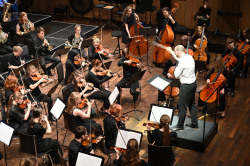 Das Jugendsinfonieorchester wird dirigiert von Johannes Lang