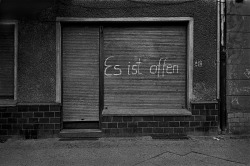 Geschlossenes Schaufenster mit Beschriftung es ist offen