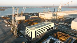 Eine Visualisierung zeigt das neue Instandhaltungsgebäude am Liebherr-Standort Rostock.