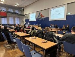 Mitarbeiterinnen- und Mitarbeiterversammlung der Ortsämter am 9. Dezember im Bürgerschaftssaal mit Abteilungsleiter Marco Stolle (vorn links) und den Ortsamtsleiterinnen und -leitern Thomas Wiesner (West), Franka Teubel (Nordwest I), Maren Steinhorst (Mitte), Nicole Hartmann (Ost) und Tim Schönborn (Nordwest II). 