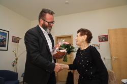 Oberbürgermeister Claus Ruhe Madsen gratuliert Gertrud Blohm.