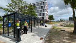 Fahrradabstellanlage mit Lademöglichkeiten für E-Bikes und einer Reparaturstation