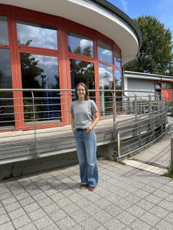 Amelie Hanck vor dem Börgerhus