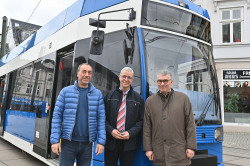 Gruppenbild vor der sanierten Bahn 678