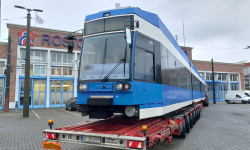 Die sanierte Bahn 678 wird auf dem Verkehrshof der RSAG auf einem Schwertransport angeliefert