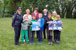Große Begeisterung zu Beginn der neuen Schulwoche: Heute, am 15. September 2025, übergaben Polizeihauptmeisterin Jeannette Damrath-Rekowsky, Polizeiinspektion Rostock, Angelika Stiemer von der Verkehrswacht Rostock, RSAG-Vorstand Yvette Hartmann und RSAG-Fahrlehrer Jan Schollenberg die Preise an die Gewinner des diesjährigen Schülerplakatwettbewerbs 