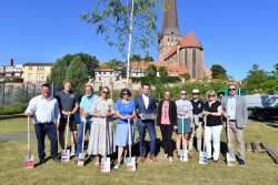 Gruppenfoto der Vertreterinnen und Vertreter mit der gepflanzten Birke