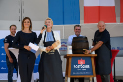 Schirmherrin und Ministerpräsidentin Manuela Schwesig läutete mit dem Fassbieranstich die 31. Hanse Sail ein.