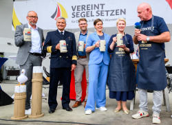 Tourismusdirektor Matthias Fromm, Vize-Admiral Frank Martin Lenski, Brauerei-Geschäftsführer Ronny Löwendei, Oberbürgermeisterin Eva-Maria Kröger, Ministerpräsidentin Manuela Schwesig und Braumeister Holger Köpke bei der feierlichen Eröffnung der Hanse Sail 