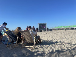 Erste Strandcineasten im Liegestuhl