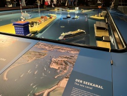 Modellanlage des Schifffahrtsmuseums, Minihafen mit Fähren und Kreuzfahrtschiffen