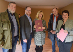 Mecklenburg-Vorpommerns Sozialministerin Stefanie Drese hat den Zuwendungsbescheid für die Modernisierung des Jugendwohnhauses in der Willem-Barents-Straße 27 an Rostocks Sozialsenator Stefan Bockhahn sowie die KOE-Betriebsleiterin Sigrid Hecht überreicht. Auch Landtagsabgeordneter Ralf Mucha sowie Sören Clasen als Geschäftsführer von Hütte e.V. Rostock freuen sich über die Sicherstellung der Finanzierung des Projektes.