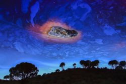 Ein Felsen im Spiegel des Flusses und der Morgensonne wird zum kosmischen Meteoriten