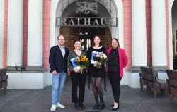 Luzia Akmann und Lisa Engelmann und erhielten als Absolventinnen des dualen Studiums Soziale Arbeit ihre Urkunde von Senator Steffen Bockhahn und Annika Leese, Leiterin des Amtes für Soziales und Teilhabe.