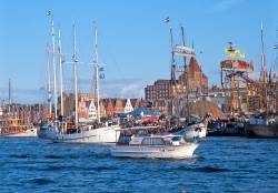 Blick auf den Stadthafen und die historische Innenstadt