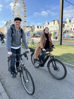 Martin Bennemann und Henrike Urban auf ihren Rädern am Neuen Markt