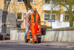 Abfallsauger bei der Straßenreinigung