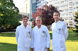 Verstärkung für die Klinik für Unfallchirurgie, Orthopädie und Handchirurgie – die Neurochirurgen Dr. Sascha Mann (li.), Augusto E. Corestein (re.) mit Chefarzt Dr. Thomas Westphal.