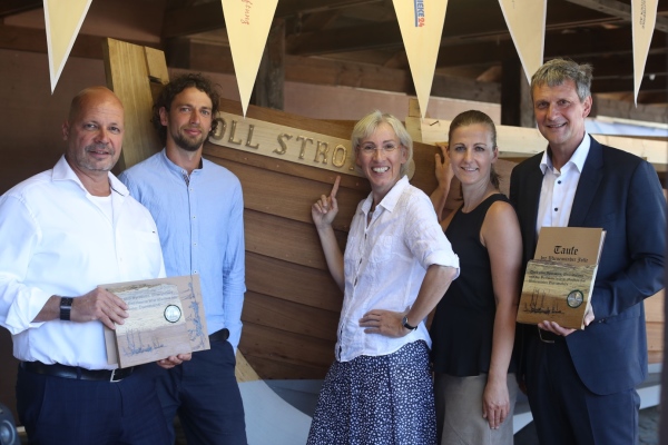 Finanzsenator Dr. Chris Müller-von Wrycz Rekowski, Bootsbaumeister Paul Brümmer, Leiterin des Schiffbau- und Schifffahrtsmuseums Dr. Kathrin Möller, Leiterin Projektbüro Doppeljubiläum Franziska Nagorny und Robert Blank von der WG Schiffahrt-Hafen (v.l.n.r.)