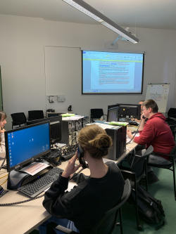 Studierende der Universitätsmedizin Rostock beim Bürgertelefon zu COVID-19 unter Tel. 0381 381-1111.