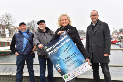 Veranstalter präsentieren das Plakat zum Warnemünder Turmleuchten