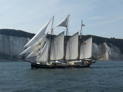 Die Albert Johannes mit vollen Segeln vor Rügen