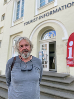 Gästeführer Klaus Walter vor der Tourist-Information in der Kröpeliner StraßeI