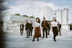 Gruppenbild der achtköpfigen Band Humming Bee
