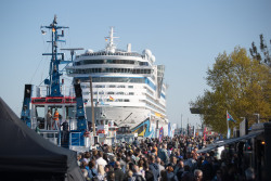 Besucher und Besucherinnen der Port Party am Warnemünder Passagierkai